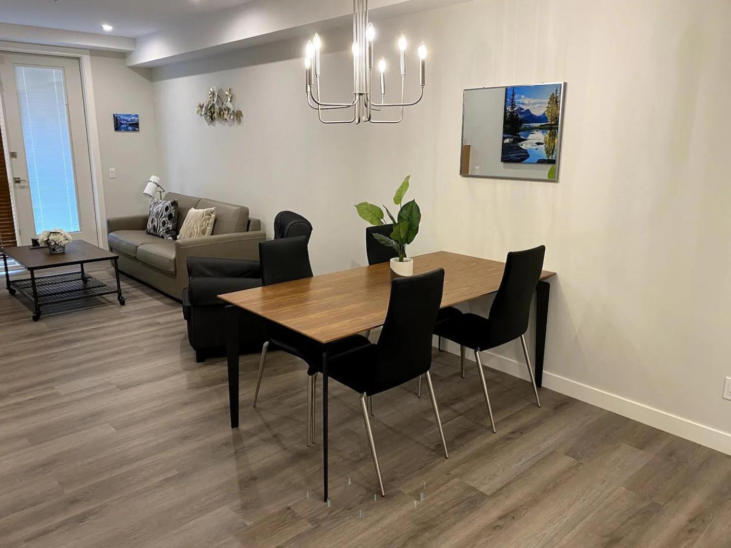 Luxury Unit In The Heart Of Apartment *